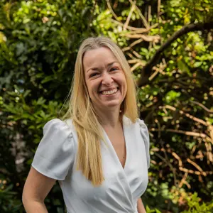 Professionele foto van dr. Helen Evans-Howells, van de British Society of Allergy and Clinical Immunology.