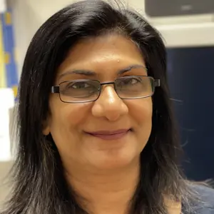 Professionele portretfoto van dr. Leena Sinha, Consultant Gastro-enterologist en oprichter van Gastro Care.