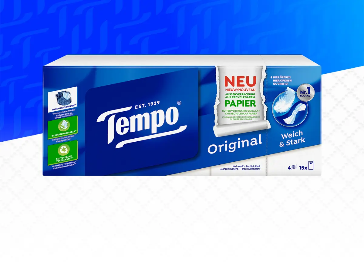 Ein Packshot von Tempo Original-Taschentüchern, jetzt mit einer Außenverpackung aus recycelbarem Papier, vor einem blau-weißen Hintergrund