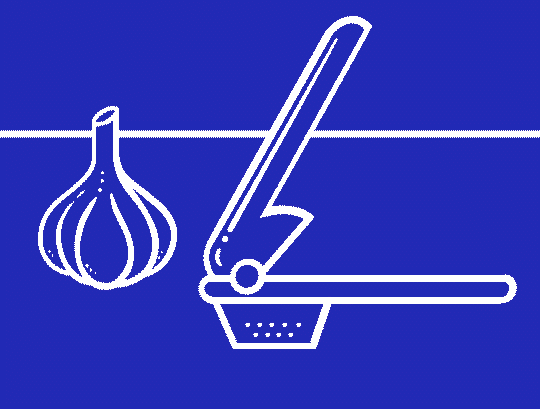 Grootmoeder, moeder en dochter hakken groenten met vitamine voor de weerstand in de keuken en lachen