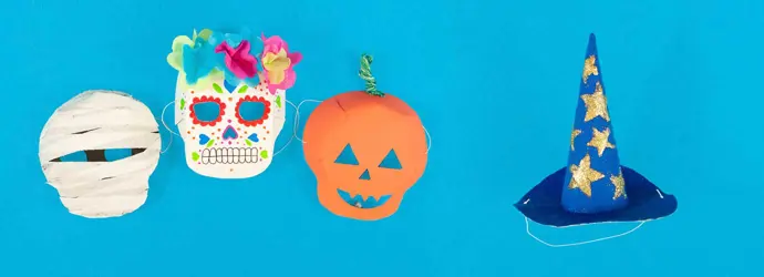 Selbstgemachtes Halloween Kostüm einer Mumie, einem Totenkopf und einem Kürbis mit Hexenhut