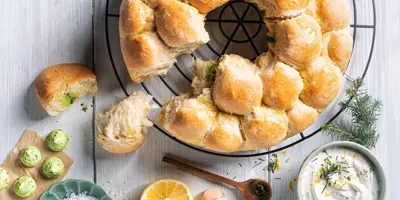 Knoblauch-Brötchen mit Fichtennadel-Quark