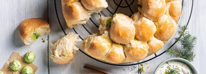Knoblauch-Brötchen mit Fichtennadel-Quark