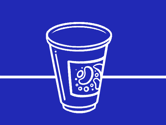 Nonna, madre e figlia tagliano verdure e alimenti in cucina ridendo