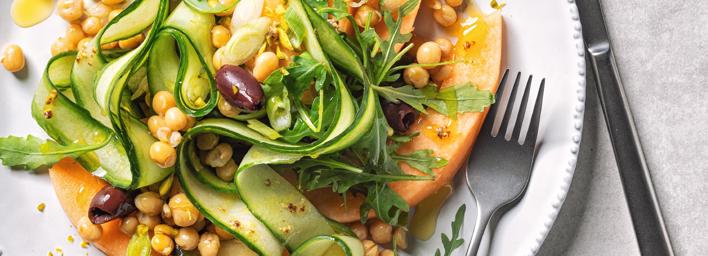Melonensalat mit Gurke, Rucola und Oliven - Tempo