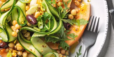 Melonensalat mit Gurke, Rucola und Oliven