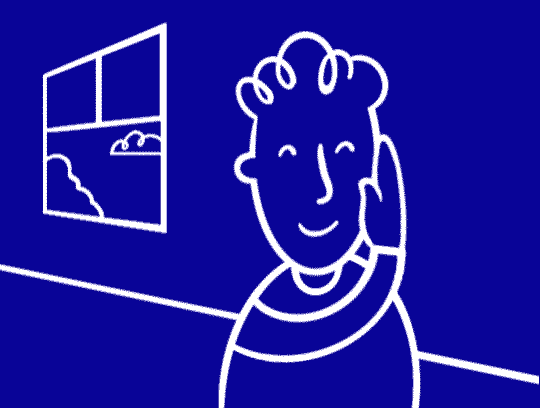 Vrouw die vanuit huis aan computer werkt en armen strekt op bureau voor een goede lichaamshouding