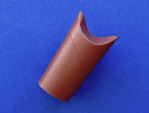 Rotolo di carta igienica dipito di marrone e ripiegato alle estremità per formare due coni come piccole orecchie.