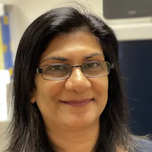 Primo piano professionale della dottoressa Leena Sinha, consulente gastroenterologo e fondatrice di Gastro Care.