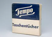 Retro Tempo Taschentuchpackung mit kräftigem blauen Logo und schlichtem weißen Design.