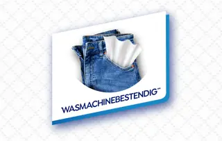Blauw logo met een spijkerbroek waar vloeipapier uit de zak steekt met de tekst “Wasmachinebestendig”.