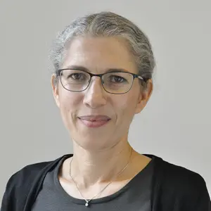 Professionele portretfoto van dr. Isabelle Bénard, huisarts bij The Medical Chambers Kensington.