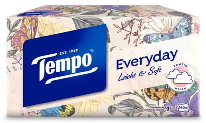 Een Tempo Everyday tissuebox met een dessin van planten en vlinders in pastelkleuren op een beige achtergrond
